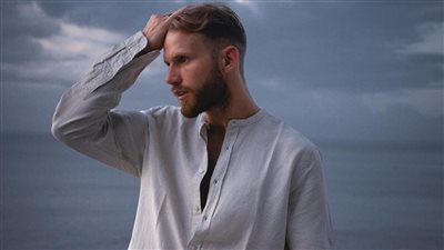 للشباب.. الملابس الفضفاضة والألوان الترابية موضة صيف ٢٠٢١