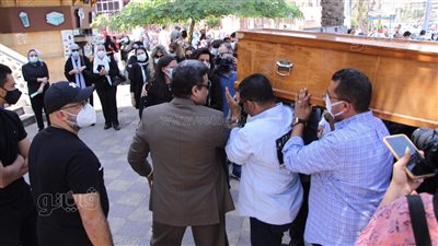 لحظة إقامة صلاة الجنازة على روح الإعلامى حمدي الكنيسي بمسجد الحصري| فيديو وصور 