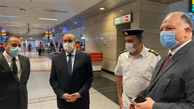  جولة مفاجئة.. وزير الطيران يتفقد سير العمل بمطار القاهرة