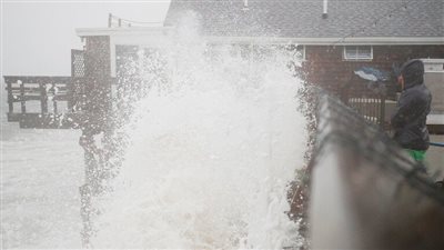 ولايات أمريكية تعلن الطوارئ وتطالب المواطنين بالبقاء في المنزل لهذا السبب