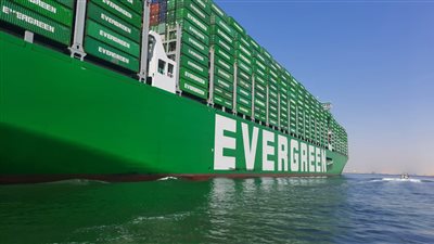 قناة السويس تشهد عبور 