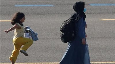 اللاجئة الصغيرة.. ابتسامة وقفزة طفلة أفغانية تثير ضجة على السوشيال ميديا|صورة