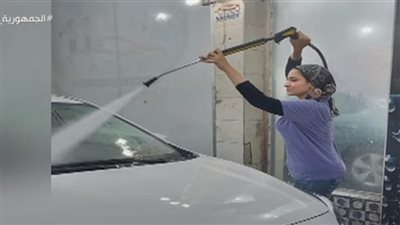 فتيات يقتحمن مهن الرجال بالعمل في مغسلة|فيديو 
