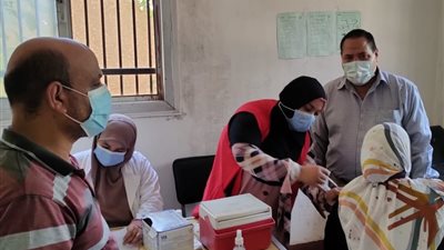 تطعيم أعضاء هيئة التدريس والطلاب بجامعتى الزقازيق والأزهر فرع الشرقية 