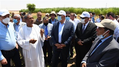 وزير الزراعة ومحافظ قنا يتفقدان حقول زراعية بنظام الرى الحديث بنجع حمادي 