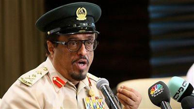 ضاحي خلفان يروي موقفا طريفا يظهر أهمية الكمامة للمتزوجين ثانية سرا