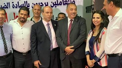 موظفو مستودع مصر للبترول بالسويس يكرمون رئيس اللجنة النقابية