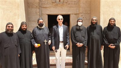 مركز البحوث الأمريكية يعلن استعداده لاستكمال ترميم كنيسة الدير الأحمر الأثرية