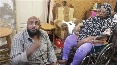 هجرته زوجته وتراكمت عليه الديون.. مدرس يستغيث بسبب مرض والدته وشقيقته |فيديو