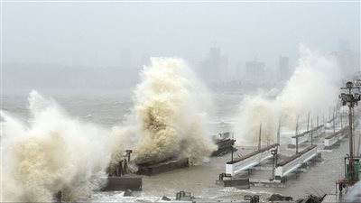 الإعصار إيدا يضرب لويزيانا الأمريكية ويقطع الكهرباء في مدينة نيو أورليانز | فيديو