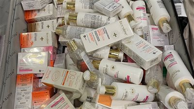 ضبط صاحب شركة لترويج أدوية ومستحضرات تجميل مجهولة المصدر عبر مواقع التواصل