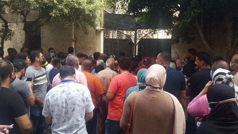 زحام على مراكز تلقى