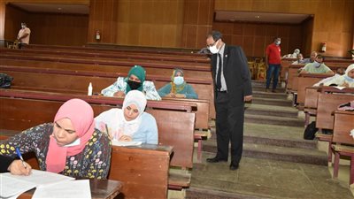 240 طالبا يؤدون امتحانات الماجستير المهني MBA بجامعة سوهاج