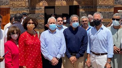 السفير الأمريكي ووزير السياحة يفتتحان وكالة الجداوي بعد تطويرها في إسنا| صور