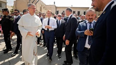 مشهد يلفت الأنظار.. الرئيس الفرنسي يصل الموصل