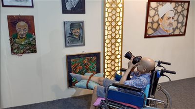 ابتسامة يوسف تجذب رواد معرض الإسكندرية | صور