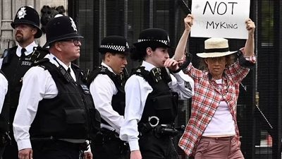 لا للملكية.. امرأة ترفع لافتة في وجه الملك تشارلز الثالث