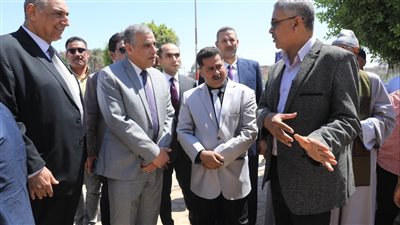 محافظ سوهاج يتفقد مشروعات حياة كريمة بقرية العوامية 