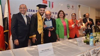 طب الأسنان بجامعة مصر للعلوم تحتفل بتخريج طلاب الزمالة مع 