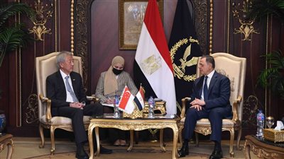 وزير الداخلية يلتقى نظيره بجمهورية سنغافورة لبحث تعزيز التعاون ومكافحة الإرهاب