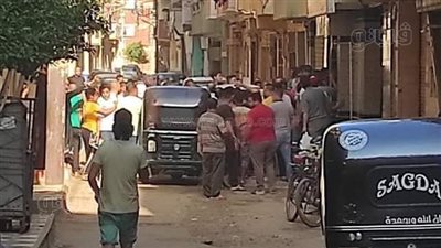 كاميرات المراقبة فضحته.. شاب يتحرش بطفلة في مدخل عمارة بكفر الزيات