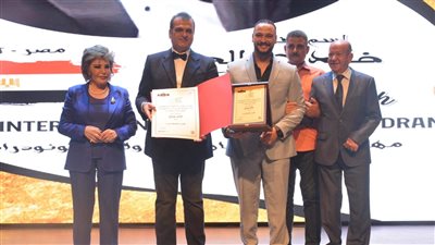 أحمد خالد صالح يتسلم تكريما باسم والده في مهرجان أيام القاهرة | فيديو وصور