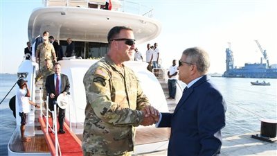 أسامة ربيع: قائد المركزية الأمريكية كان مهتما بترتيبات عبور السفن بقناة السويس