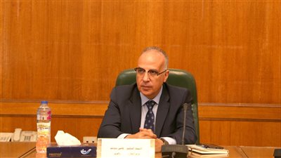 وزير الري يتفاعل بحسابه الشخصي على فيس بوك مع شكاوى المزارعين المرسلة على صفحة الوزارة