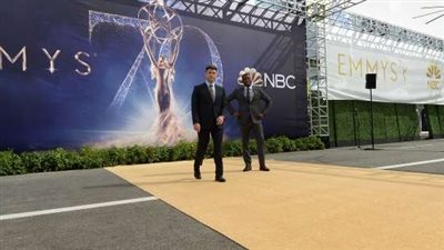 لأول مرة.. الإيمي يغير سجادته من الحمراء إلى الذهبية | فيديو