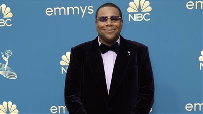 مقدم حفل الإيمي كينان تومسون يصل للسجادة الذهبية| فيديو