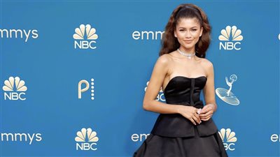 سحر الأسود.. زيندايا نجمة مسلسل Euphoria تتألق على السجادة الذهبية للإيمي | فيديو