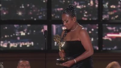 بكاء شيريل لي رالف بعد فوزها بجائزة الإيمي لأفضل ممثلة مساعدة في مسلسل كوميدي | فيديو