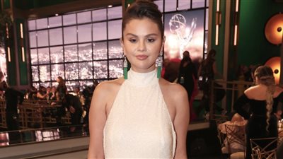 سيلينا جوميز تتخلف عن السجادة الذهبية للإيمي وتتألق على المسرح بالأبيض | صور