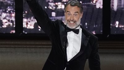 مسلسل The White Lotus يفوز بأفضل سيناريو وإخراج لمسلسل قصير في الإيمي