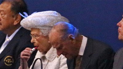 أحمر الشفاه وحقيبة يد.. مساعد سابق لملكة بريطانيا الراحلة يكشف رسائلها السرية إلى مساعديها