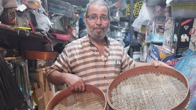 يكمل مسيرة الـ100 عام.. الحاج حلمي أقدم صانعي الغربال بالبحيرة يكشف سر الصنعة | فيديو