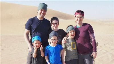 قبل إصابة أبنائها بالعمى.. أسرة كندية تجوب العالم | صور