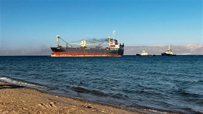 قادمة من مصر.. جنوح سفينة بالقرب من شاطئ خليج العقبة