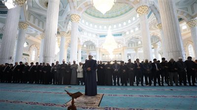 الطيب يؤم الوفود المشاركة بمؤتمر زعماء الأديان بمسجد حضرة السلطان بكازاخستان | صور