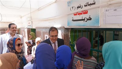 رئيس جامعة سوهاج يتابع التسكين للطالبات والقدامى بالمدن الجامعية 