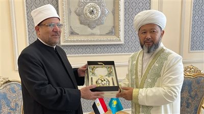 مفتي كازاخستان يهدي درع الإدارة الدينية لوزير الأوقاف 