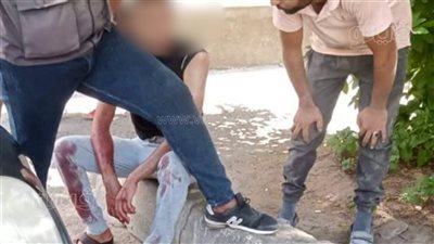 شاب يطعن والده بسلاح أبيض وينتظر وصول الشرطة في الشارع بالإسماعيلية |صور 