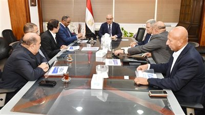 وزير الإسكان يبحث مع إحدى الشركات توفير الطلمبات اللازمة لمشروعات المياه والصرف