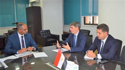نائب وزير الإسكان يبحث مع بنك الاستثمار الأوروبي آخر تطورات مشروعات المياه والصرف