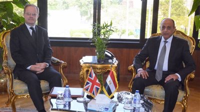 وزير الطيران يلتقي السفير البريطاني بالقاهرة لتعزيز التعاون المشترك