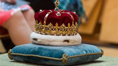 مرصع بالجواهر واللؤلؤ.. حكاية 4 تيجان ملكية خلال نقل نعش اليزابيث الثانية