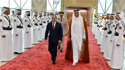 استقبال حار من أمير قطر للرئيس السيسي| صور