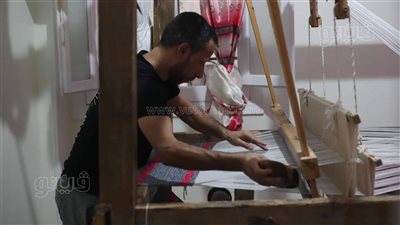 فقد بصره في سوهاج واكتشف حياة جديدة بالقاهرة.. شاب كفيف يغزل السجاد يدويا | فيديو وصور