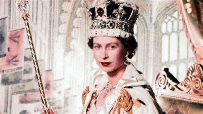 طائرة تحمل نعش الملكة إليزابيث تهبط في لندن