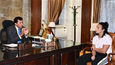 وزير الرياضة يهنئ سمر حمزة بالتأهل إلى نهائي بطولة العالم للمصارعة 